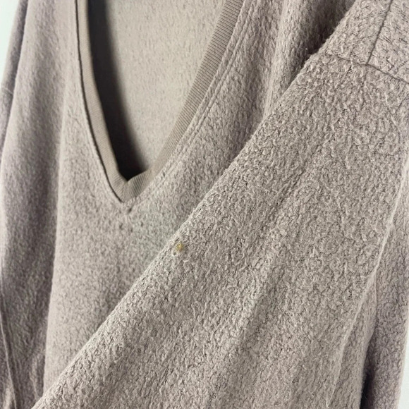 Urban Outfitters UO Lillu V-Neck Pullover Top Size Small - Picture 8 of 10